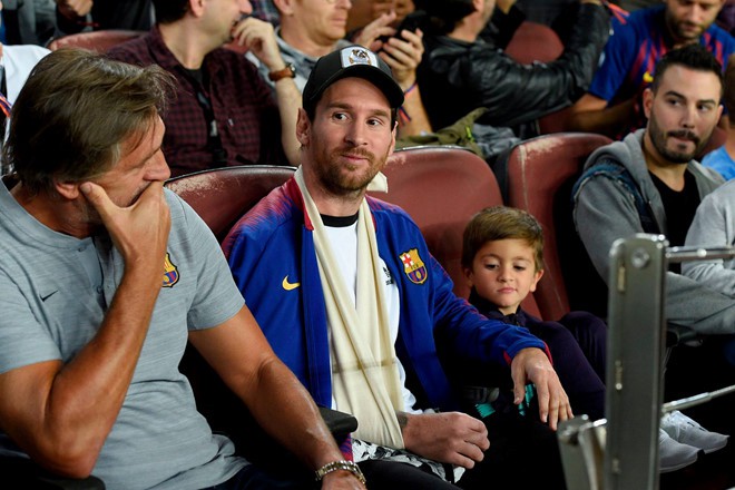 Messi bó bột tay phải, được cậu con trai cả mang thần thái vạn người mê hộ tống tới xem Barca thi đấu-1