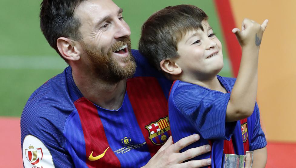 Messi bó bột tay phải, được cậu con trai cả mang thần thái vạn người mê hộ tống tới xem Barca thi đấu-6