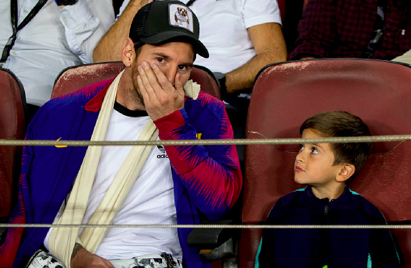 Messi bó bột tay phải, được cậu con trai cả mang thần thái vạn người mê hộ tống tới xem Barca thi đấu-5