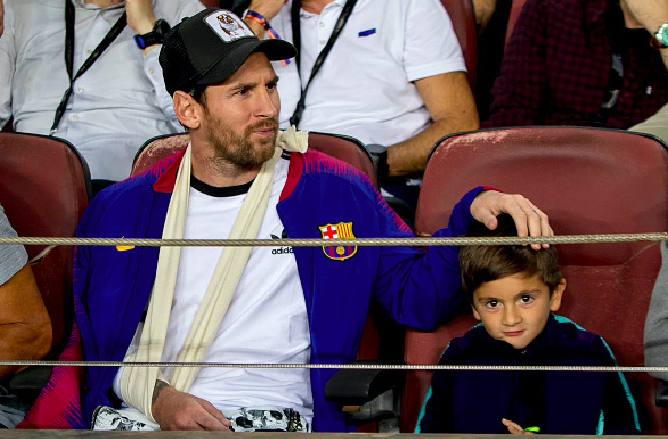 Messi bó bột tay phải, được cậu con trai cả mang thần thái vạn người mê hộ tống tới xem Barca thi đấu-2