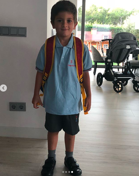 Messi bó bột tay phải, được cậu con trai cả mang thần thái vạn người mê hộ tống tới xem Barca thi đấu-9