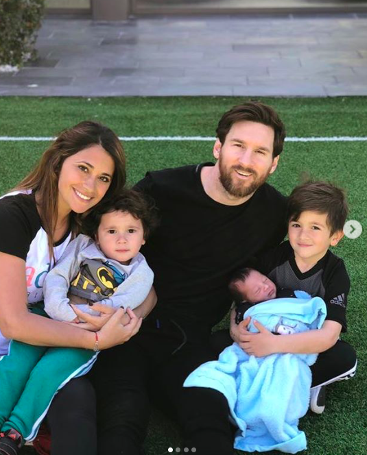Messi bó bột tay phải, được cậu con trai cả mang thần thái vạn người mê hộ tống tới xem Barca thi đấu-10