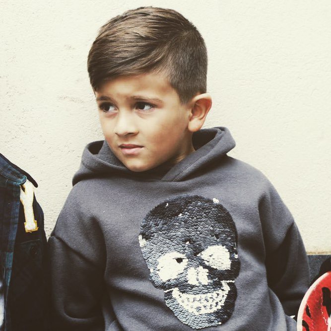 Messi bó bột tay phải, được cậu con trai cả mang thần thái vạn người mê hộ tống tới xem Barca thi đấu-8