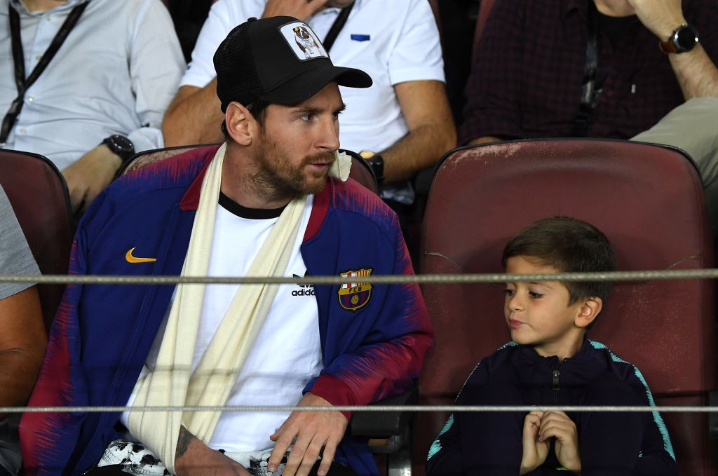 Messi bó bột tay phải, được cậu con trai cả mang thần thái vạn người mê hộ tống tới xem Barca thi đấu-4