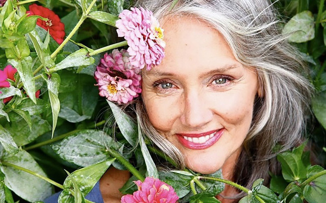 Cindy Joseph: Người phụ nữ không sợ già, ngoài 50 tuổi tìm thấy tình yêu và trở thành người mẫu nổi tiếng thế giới-3