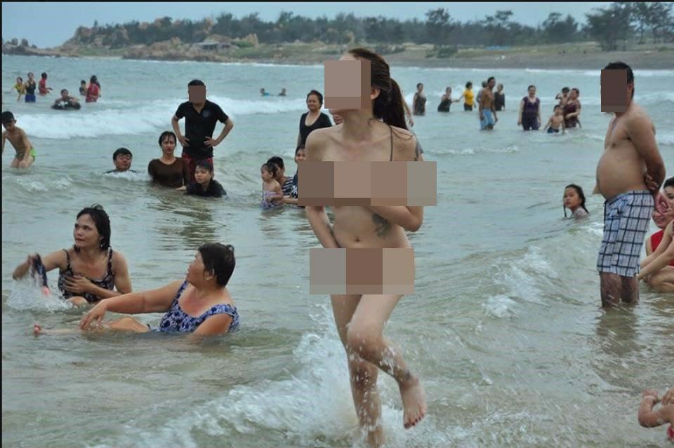 Shock toàn tập với 2 cô gái xinh đẹp trần truồng tắm biển trước hàng trăm người ở Quy Nhơn-2