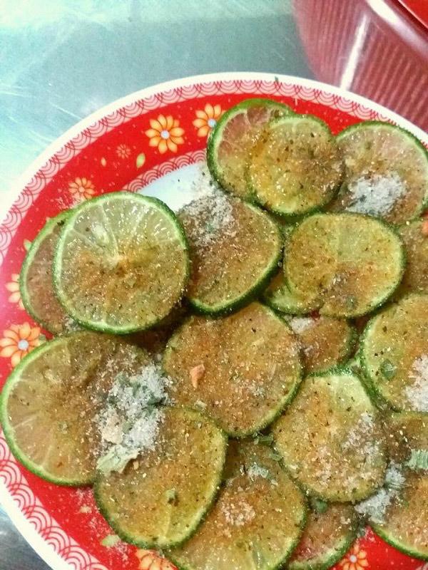 Khoe món ăn độc giữa đêm khuya, chàng trai khiến dân mạng phản đối vì ướt bàn phím-3