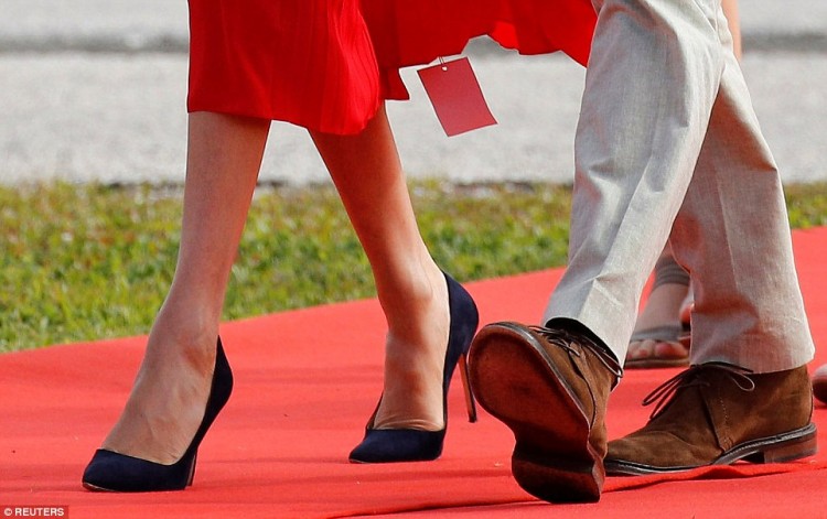 Xuất hiện vô cùng nổi bật cùng Hoàng tử Harry nhưng Công nương Meghan lại mặc váy quên không cắt mác-3