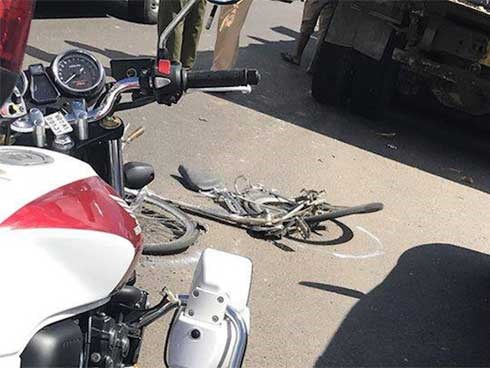 Xe tải vượt đèn đỏ tốc độ cao, đâm bay 2 học sinh đang sang đường