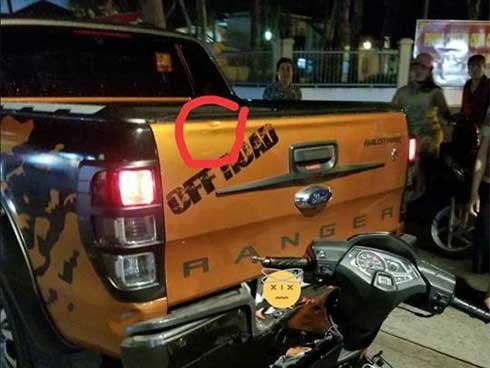 Thanh niên “dùng” răng đập lõm cả thùng xe bán tải đỗ bên đường