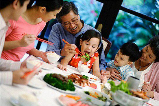 Nửa đêm khát nước xuống nhà, phát hiện bí mật động trời của người bố chồng giám đốc-1