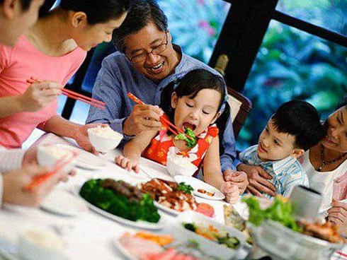 Nửa đêm khát nước xuống nhà, phát hiện bí mật động trời của người bố chồng giám đốc