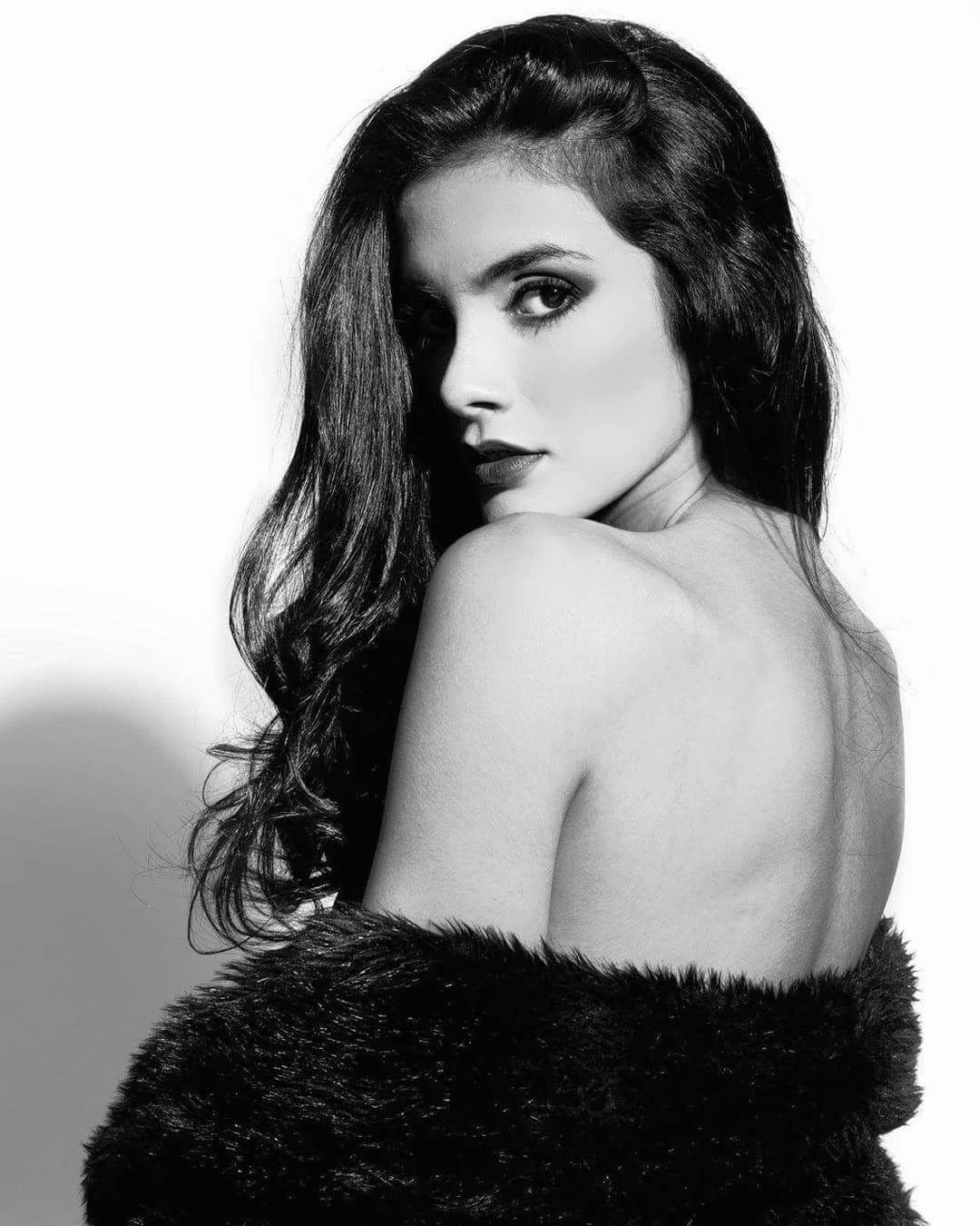 Tân Hoa hậu ngất xỉu: Đẹp như nữ thần Hy Lạp, nhưng bất ngờ hơn là body và profile không vừa của cô-3