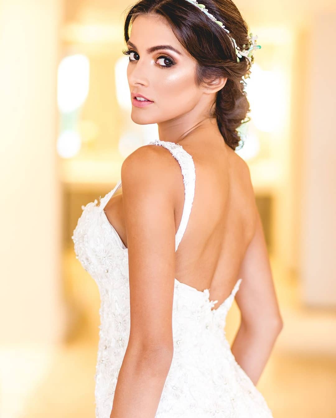 Tân Hoa hậu ngất xỉu: Đẹp như nữ thần Hy Lạp, nhưng bất ngờ hơn là body và profile không vừa của cô-2