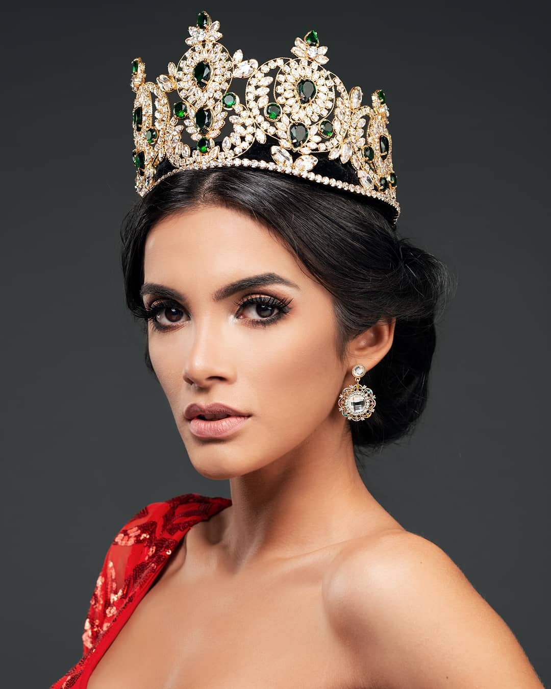 Tân Hoa hậu ngất xỉu: Đẹp như nữ thần Hy Lạp, nhưng bất ngờ hơn là body và profile không vừa của cô-1