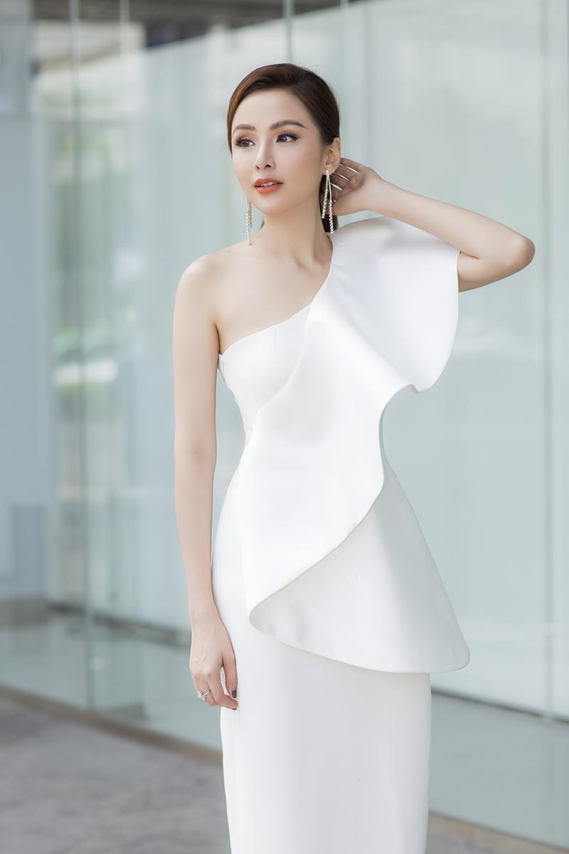 Xuất hiện lạ hoắc thế này, bạn có nhận ra đây là Hoa hậu nổi tiếng nào của showbiz Việt?-1