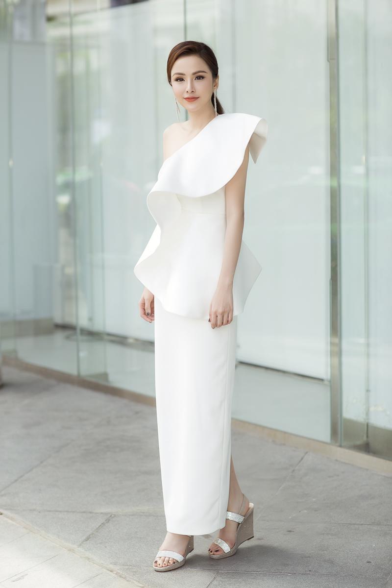 Xuất hiện lạ hoắc thế này, bạn có nhận ra đây là Hoa hậu nổi tiếng nào của showbiz Việt?-2