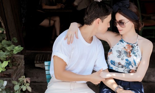 Ra ngoài thì giữ khoảng cách chứ ở nhà Hồ Ngọc Hà và Kim Lý bện hơi nhau như thế này-1