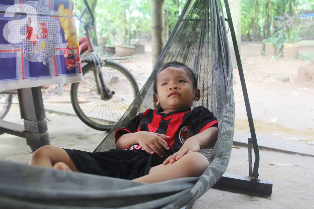 Phép màu đến với bé trai 4 tuổi mù một mắt, luôn hỏi mẹ ngây ngô: Con không thấy đường, mẹ có bỏ con không?-5
