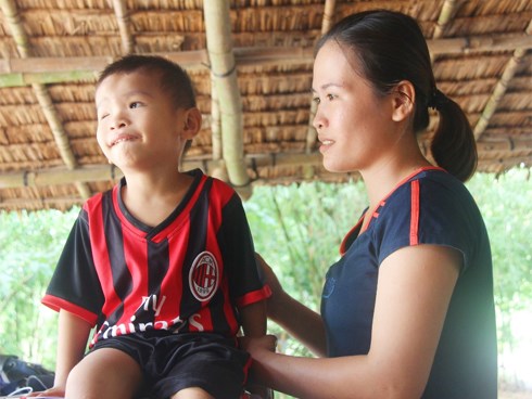 Phép màu đến với bé trai 4 tuổi mù một mắt, luôn hỏi mẹ ngây ngô:
