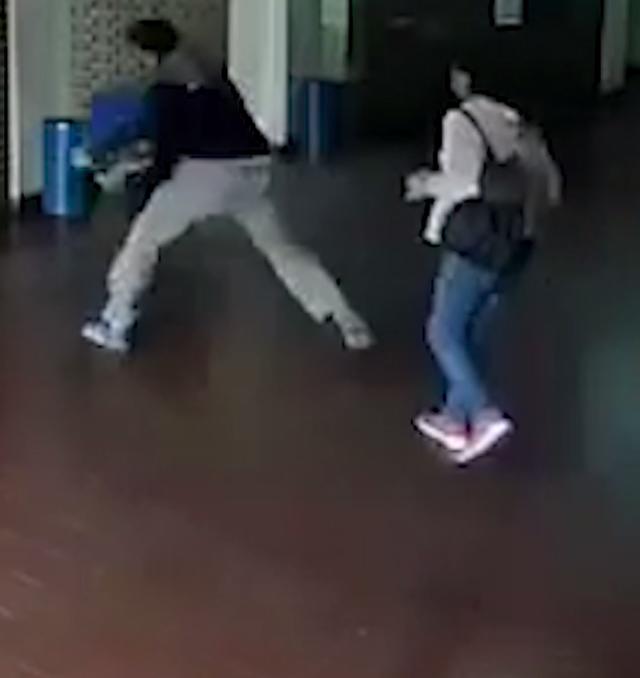 Nghi con gái 15 tuổi bị lạm dụng tình dục, bố đến trường tấn công thầy giáo dã man-1