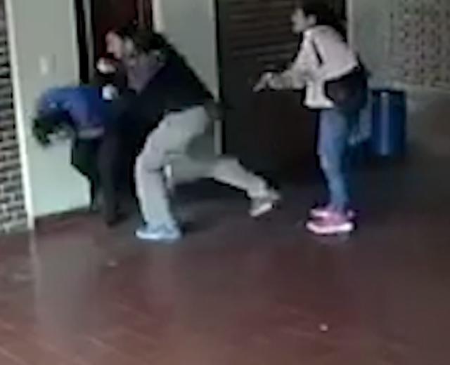 Nghi con gái 15 tuổi bị lạm dụng tình dục, bố đến trường tấn công thầy giáo dã man-2