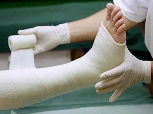 Bó thuốc nam sau tai nạn giao thông, bé gái hoảng hồn khi gối không gấp duỗi được
