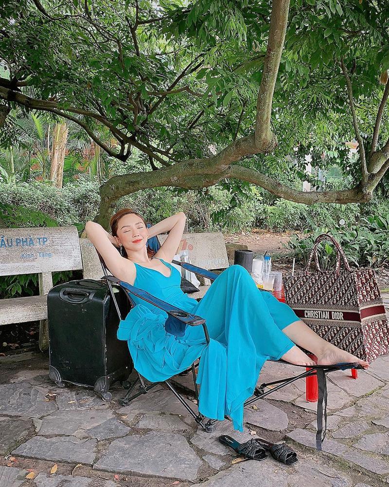 Diva Hồng Nhung U50 vẫn diện bikini khoe dáng nuột nà - Hà Tăng mang giầy há mõm mà sao thần thái đến thế-7