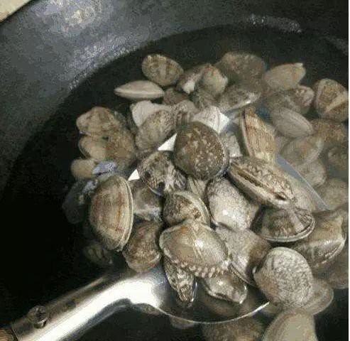 Người Tàu chỉ cần thực hiện một bước nhỏ này thôi là bao nhiêu đất cát ở nghêu sò đều nhả ra hết sạch-1