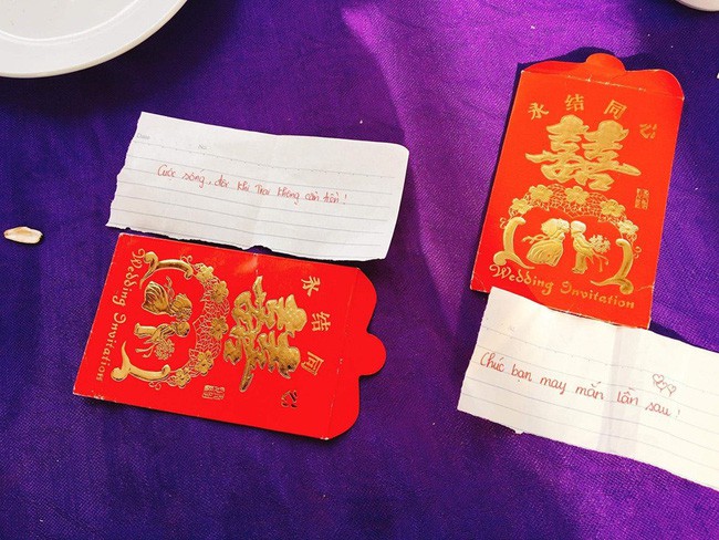 Trao phong bao lì xì rút hết tiền còn đính kèm mẩu giấy kém duyên, mấy nàng bê tráp bị ném đá rào rào-1