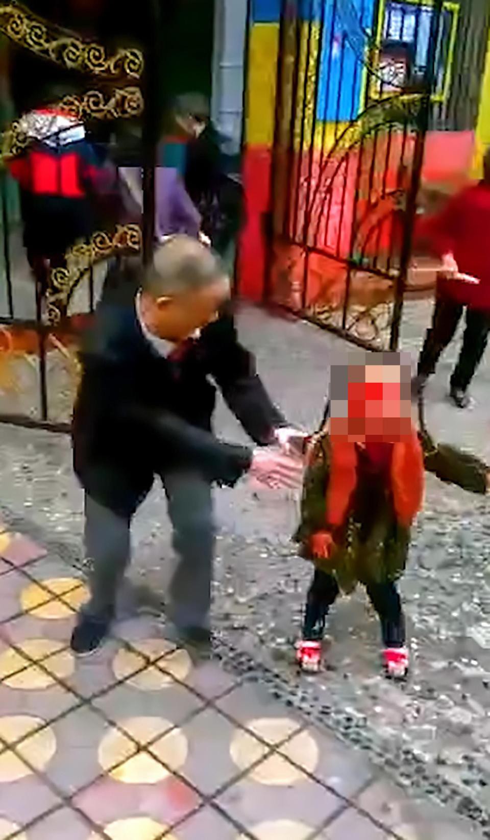 Trung Quốc: Người phụ nữ loạn trí cầm dao chặt thịt tấn công trường mẫu giáo, ít nhất 14 học sinh bị thương-2