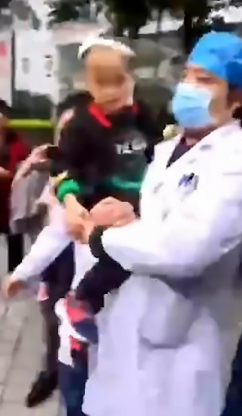 Trung Quốc: Người phụ nữ loạn trí cầm dao chặt thịt tấn công trường mẫu giáo, ít nhất 14 học sinh bị thương-4