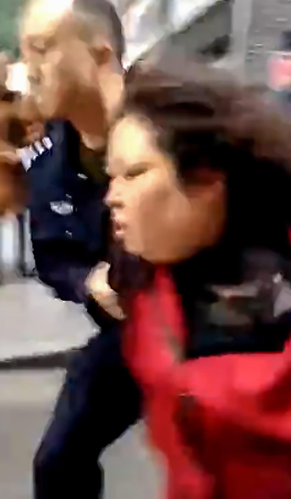 Trung Quốc: Người phụ nữ loạn trí cầm dao chặt thịt tấn công trường mẫu giáo, ít nhất 14 học sinh bị thương-7