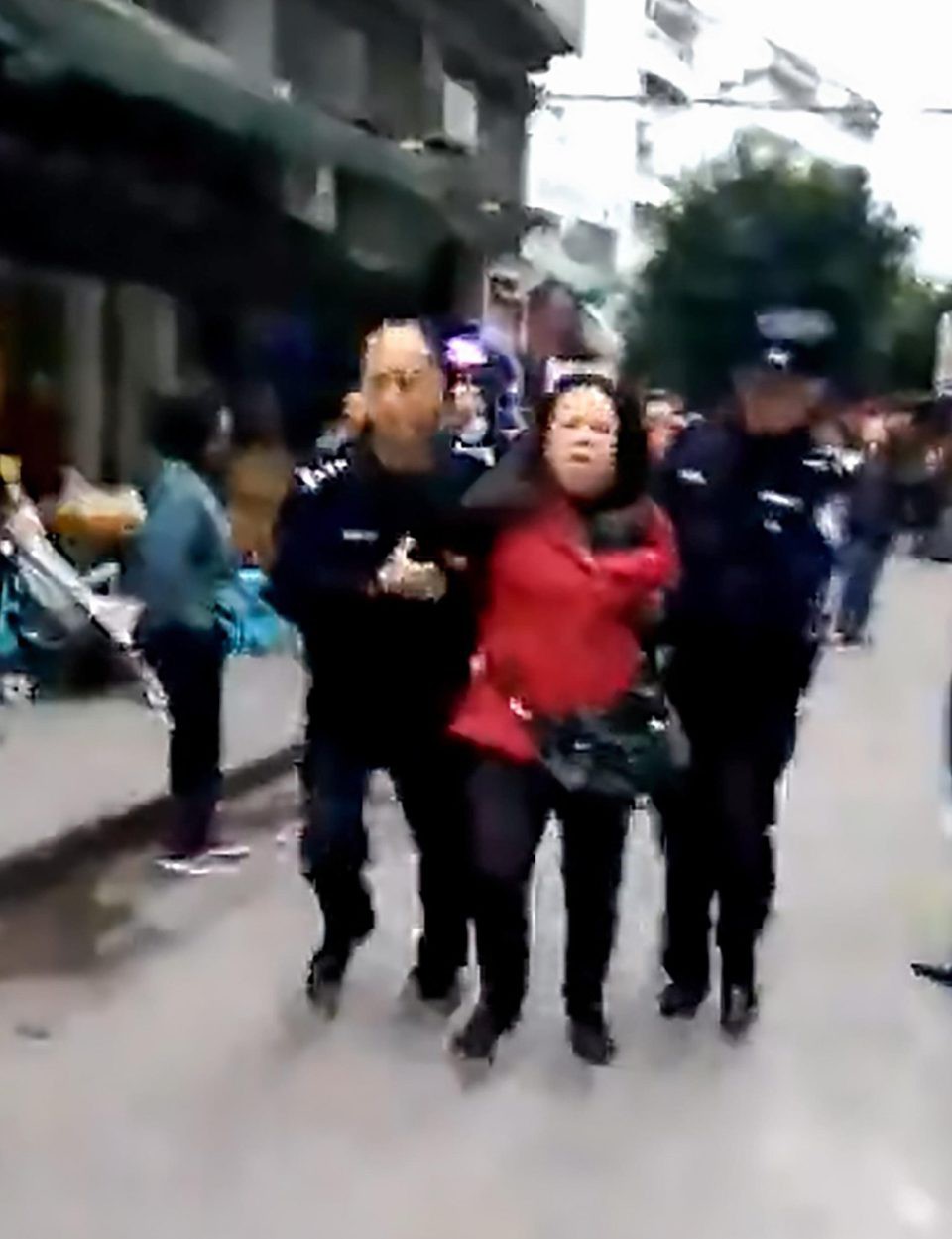 Trung Quốc: Người phụ nữ loạn trí cầm dao chặt thịt tấn công trường mẫu giáo, ít nhất 14 học sinh bị thương-8