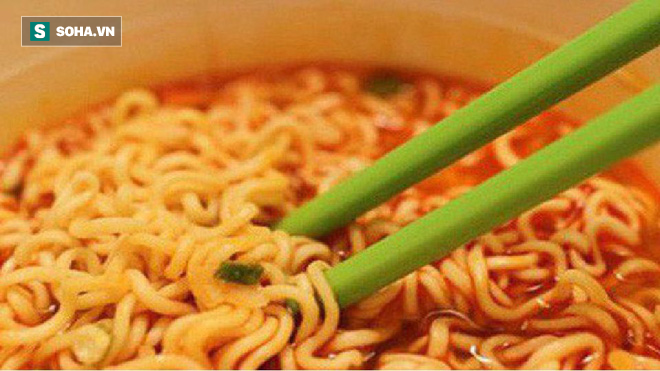 Làm đổ bát mỳ ra giường, bố lao ra đánh con trai xong mới biết 1 sự thật rơi nước mắt-1