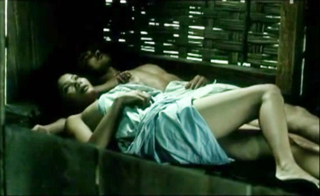 Cuộc sống cơ cực của hai mẹ con được mệnh danh là nữ hoàng cảnh nóng-1