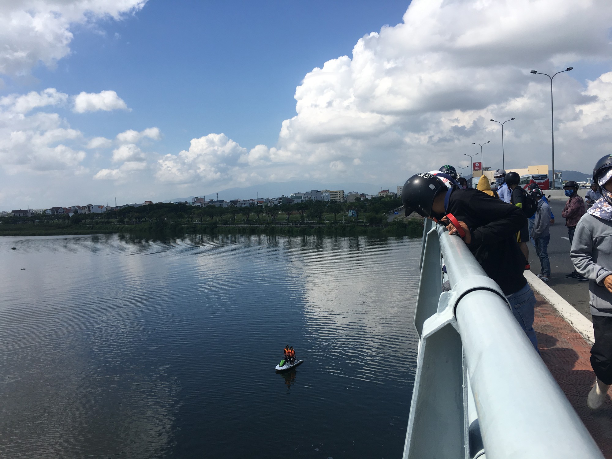 Giận người yêu, nam thanh niên 24 tuổi đập nát điện thoại rồi nhảy cầu tự tử-1