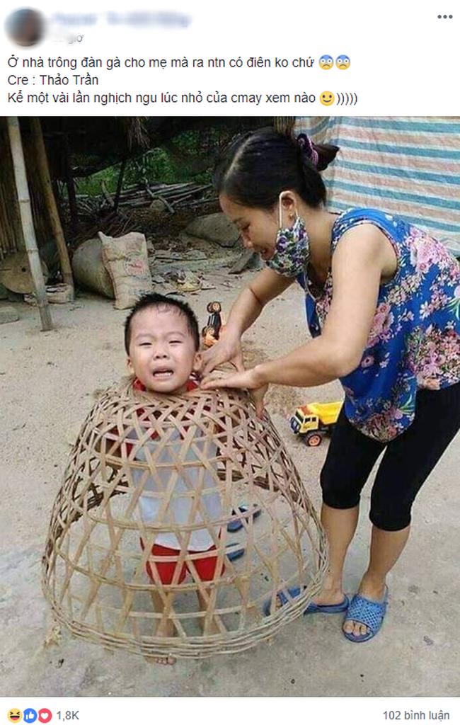 Cậu bé ham chơi chui đầu vào bu gà khiến dân mạng cười đau ruột, thi nhau kể chuyện nghịch dại tuổi thơ-1