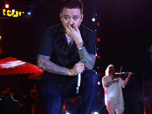 Đang diễn say mê, Tuấn Hưng bất ngờ ngừng hát để can ngăn khán giả xô xát trong liveshow-2