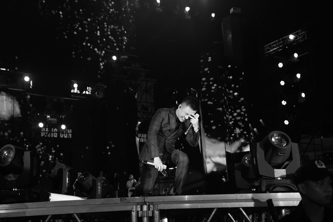 Tuấn Hưng - 2 lần quỳ sụp và bật khóc-2