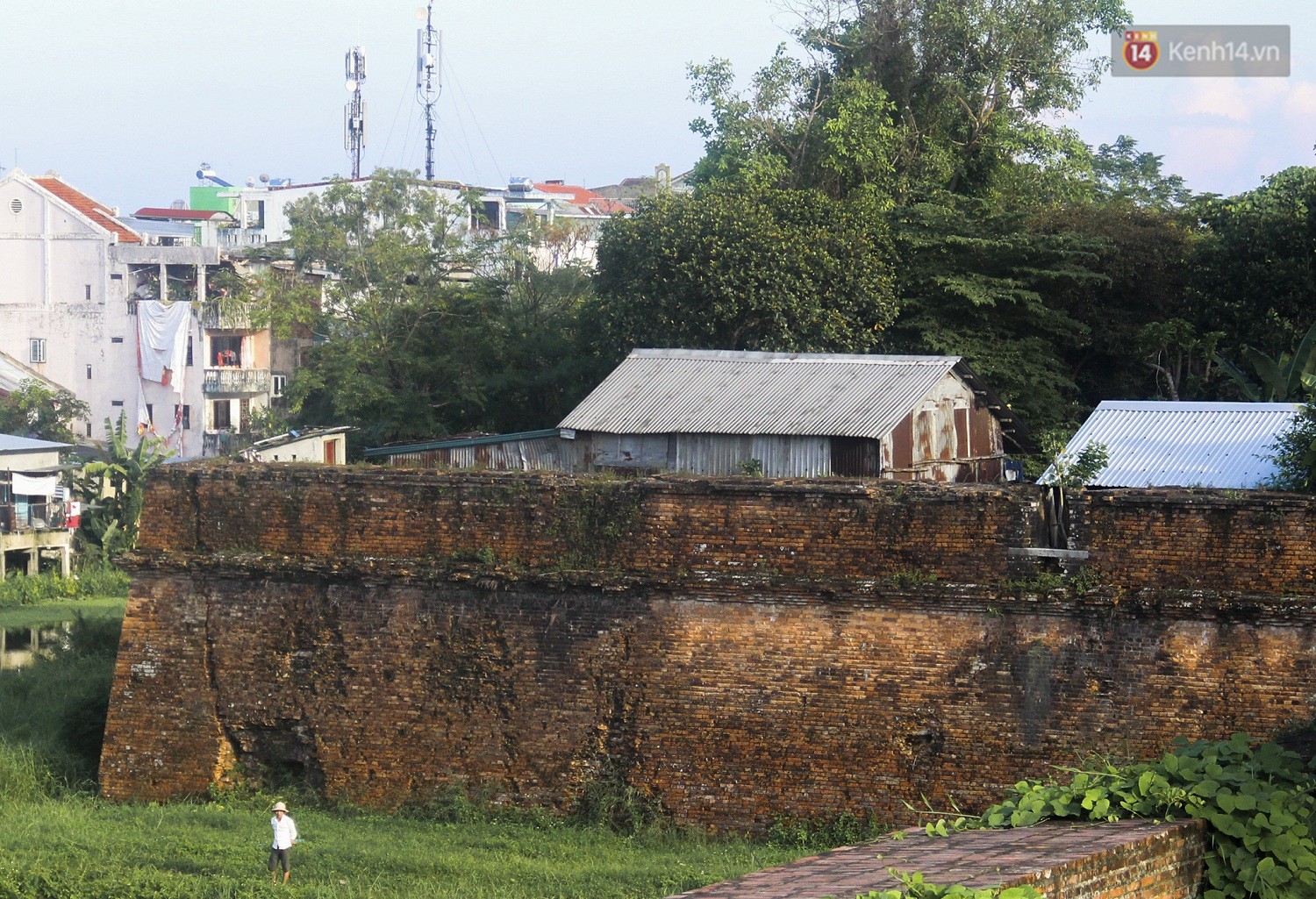 Khu ổ chuột của hơn 15.000 người sống treo trên di sản thế giới ở Kinh thành Huế-1