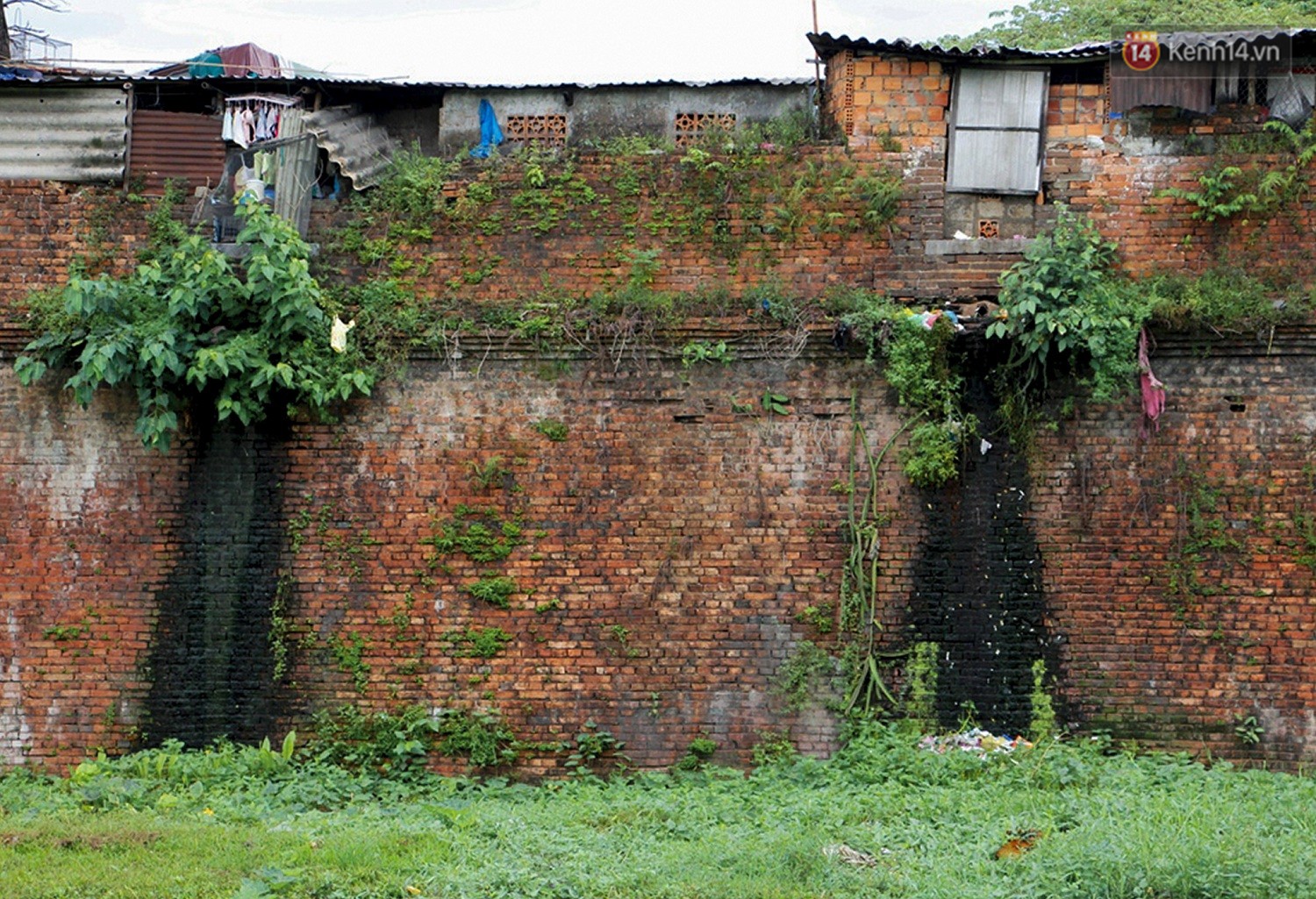 Khu ổ chuột của hơn 15.000 người sống treo trên di sản thế giới ở Kinh thành Huế-11