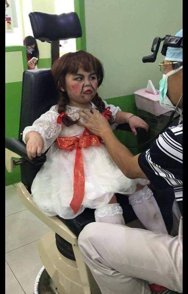 Bố giúp con gái hóa thân thành búp bê ma, biểu cảm của bé khiến dân mạng không dám nhìn-2