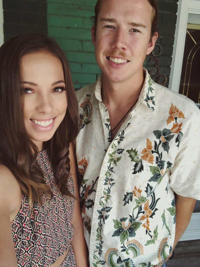 Mua món đồ chơi cũ kỹ rẻ tiền, cặp đôi không thể tin vào mắt mình khi nhìn thấy kho báu lấp lánh bên trong-1