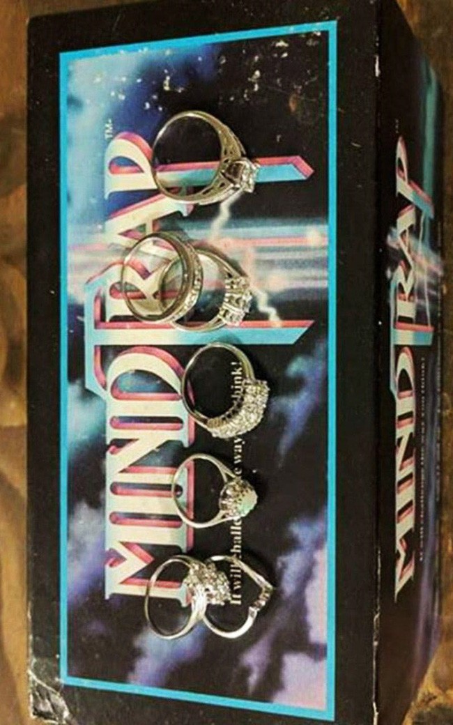 Mua món đồ chơi cũ kỹ rẻ tiền, cặp đôi không thể tin vào mắt mình khi nhìn thấy kho báu lấp lánh bên trong-3