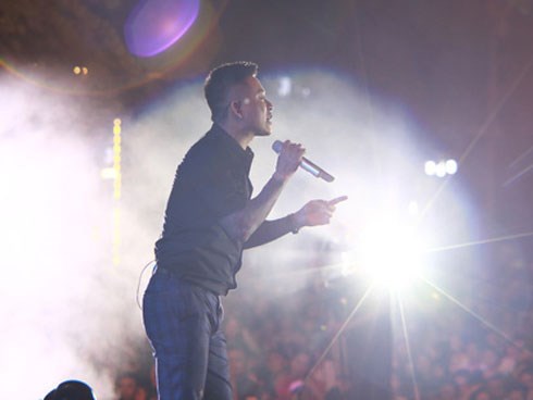Đang diễn say mê, Tuấn Hưng bất ngờ ngừng hát để can ngăn khán giả xô xát trong liveshow