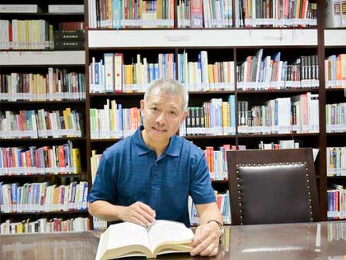 Giáo sư quần đùi Trương Nguyện Thành quay về Việt Nam làm việc, được bổ nhiệm làm phó hiệu trưởng ĐH Văn Lang-4