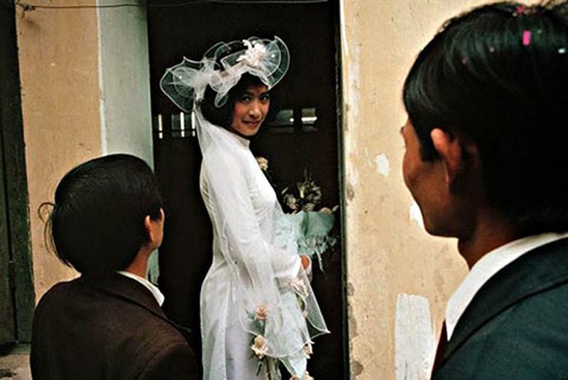 Thật bất ngờ khi phụ nữ Việt xưa mặc váy cưới cầu kỳ, phụ kiện đẹp như Hoàng gia Anh-11