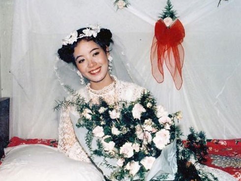 Thật bất ngờ khi phụ nữ Việt xưa mặc váy cưới cầu kỳ, phụ kiện đẹp như Hoàng gia Anh