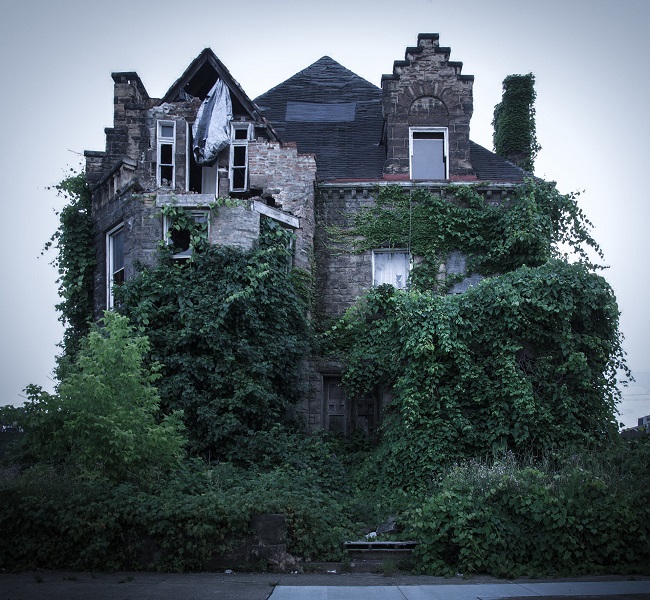 Đột nhập những ngôi nhà ma ám đáng sợ nhất không ai dám ở-25